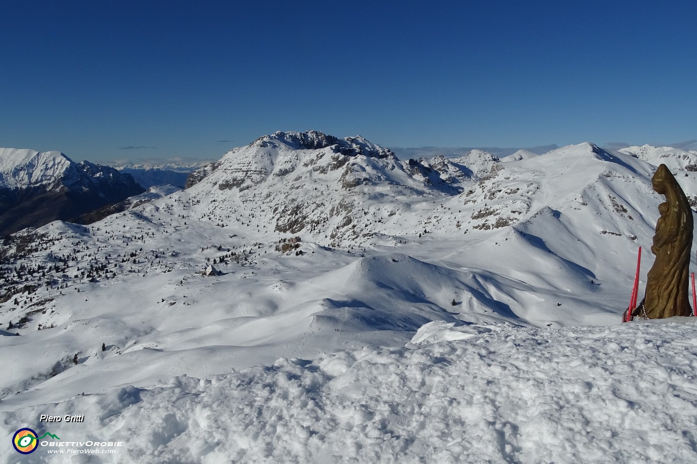 43 Alla Madonnina del Sodadura (2011 m), emergente dalla neve con vista sui Piani d'Artavaggio e verso Zuccone Campelli e Cima di Piazzo.JPG